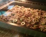 Hình bước làm 5 của món Pissaladière - Bánh Mì Dẹt Spirulina Nhân Hành Caramel