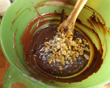 Foto del paso 2 de la receta: Bizcocho de cacao y nueces con vermú