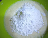 Foto del paso 5 de la receta: Bizcocho de yogur de limón con zumo de limón natural
