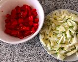 Foto del paso 1 de la receta: Salsa rápida de zapallitos italianos y tomate