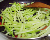 芹菜木耳炒煙燻墨魚片的食譜步驟3照片