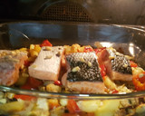 Foto del paso 4 de la receta: Salmón sobre verduras asadas