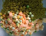 รูปขั้นตอนการทำที่ 2 ของ ผัดมาม่า ผัดเส้นผัก อกไก่ คลีน