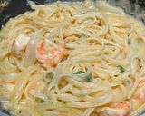 Foto langkah ke 4 dari resep Creamy Garlic Chilli Prawn Pasta.