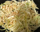 Foto del paso 2 de la receta: Tallarines de zucchini con salsa pomodoro... sin TACC, exquisitos y mega livianos! 🤪🤪 una 💣
