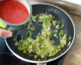 Foto del paso 2 de la receta: Pollo con tomate