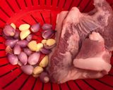 Hình bước làm 1 của món Cá nục kho măng và ba rọi
