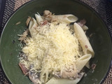 Pasta con pollo, champiñones y tocineta