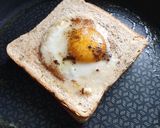 Une image de l'étape 3 de Tartines façon croque monsieur aux œufs coulant 😋 et son toast au fromage fondu.
