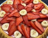 Gyümölcstorta epres pudinggal, eperrel és banánnal 🍓🍌 recept fázis 4 fotója