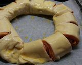 Foto del paso 7 de la receta: Rosca de salchichas y queso cheddar