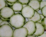 Foto langkah ke 1 dari resep Sup Oyong Makaroni Sosis.