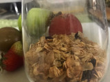 Yogurt de fresas con granola y frutas