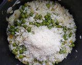 Foto del passaggio 4 della ricetta Risotto con piselli freschi