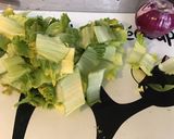 Une image de l'étape 2 de Chou pak choi aux poivrons jaunes,lard,tomates et oignon rouge.