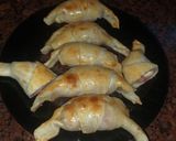 Foto del paso 2 de la receta: Medialunas rellenas jamón y queso súper fácil con pascualina