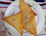 A picture of step 4 of Jubnah samosa.