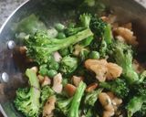 A picture of step 3 of Stir fry broccoli.