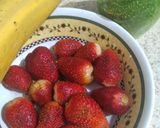 Foto del paso 2 de la receta: Licuado de fresa con plátano y chía 🥤