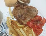 Foto del paso 4 de la receta: Chuleta de cerdo con papas fritas y ensalada de tomate