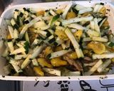 Une image de l'étape 6 de Courgette et champignons aux tomates poires et piments verts.