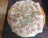Foto del paso 2 de la receta: Pizza de jamón cocido, salchicha y aceitunas