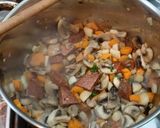 Bakonyi gombaleves kolbásszal recept fázis 3 fotója