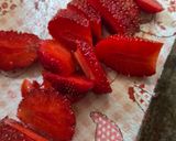Foto del paso 4 de la receta: Copa de yogur de leche de búfala con frutillas, chocolate rallado y ♥️ de mantequilla de almendras 🍂