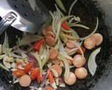 Foto langkah ke 3 dari resep Tumis Brokoli Wortel + Sosis.