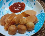 Hình bước làm 2 của món Mì trứng trộn cá viên xúc xích