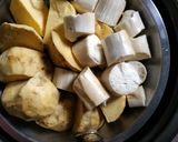 Hình bước làm 1 của món Chè khoai dẻo cốt dừa mix trân châu lá dứa