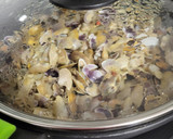 Foto del paso 4 de la receta: Tellinas, con cebolla caramelizada y sake