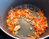 Foto del paso 1 de la receta: Sopa de huesos de pollo