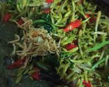 Foto langkah ke 3 dari resep Tumis bunga daun pepaya teri.