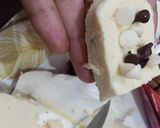 A picture of step 3 of 2 minutes cold candi sandwiches.