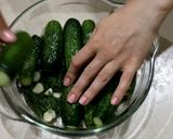 Фото кроку 3 до Хрустящие малосольные огурцы на минералке.