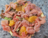 Foto del paso 2 de la receta: Ensalada de lentejas, naranja, salmón, aguacate y pimientos confitados