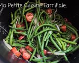 Une image de l'étape 2 de Poêlée de haricots verts et tomates cerises.