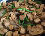 Foto del paso 2 de la receta: Pescado al ajillo con champiñones