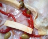 Foto del paso 3 de la receta: Pollo Arrollado, relleno de jamón, queso, morrón y aceitunas