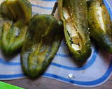 Foto del paso 1 de la receta: Chiles rellenos de queso secos