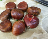 Foto del paso 2 de la receta: Pollo relleno con castañas, manzana y arándanos al ron