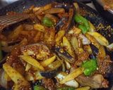 A picture of step 4 of Achari Aloo Baingan.