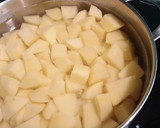 Foto del paso 2 de la receta: Pechuga de pollo frita con guarnición de patatas con mayonesa y