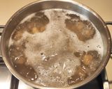 Foto del passaggio 10 della ricetta Gnocchi di banana con crema di spinaci polvere di peperone crusco e noci croccanti