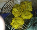 A picture of step 4 of Dramstick flowers ke pakode.