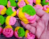 Foto langkah ke 4 dari resep Bolu Twister & Mawar.