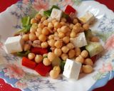 Foto del paso 4 de la receta: Ensalada de garbanzos con atún y queso feta aliñados a la soja
