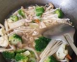Foto langkah ke 3 dari resep Tumis jamur enoki.