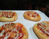 Foto langkah ke 5 dari resep Pizza Mini dijamin empuk.